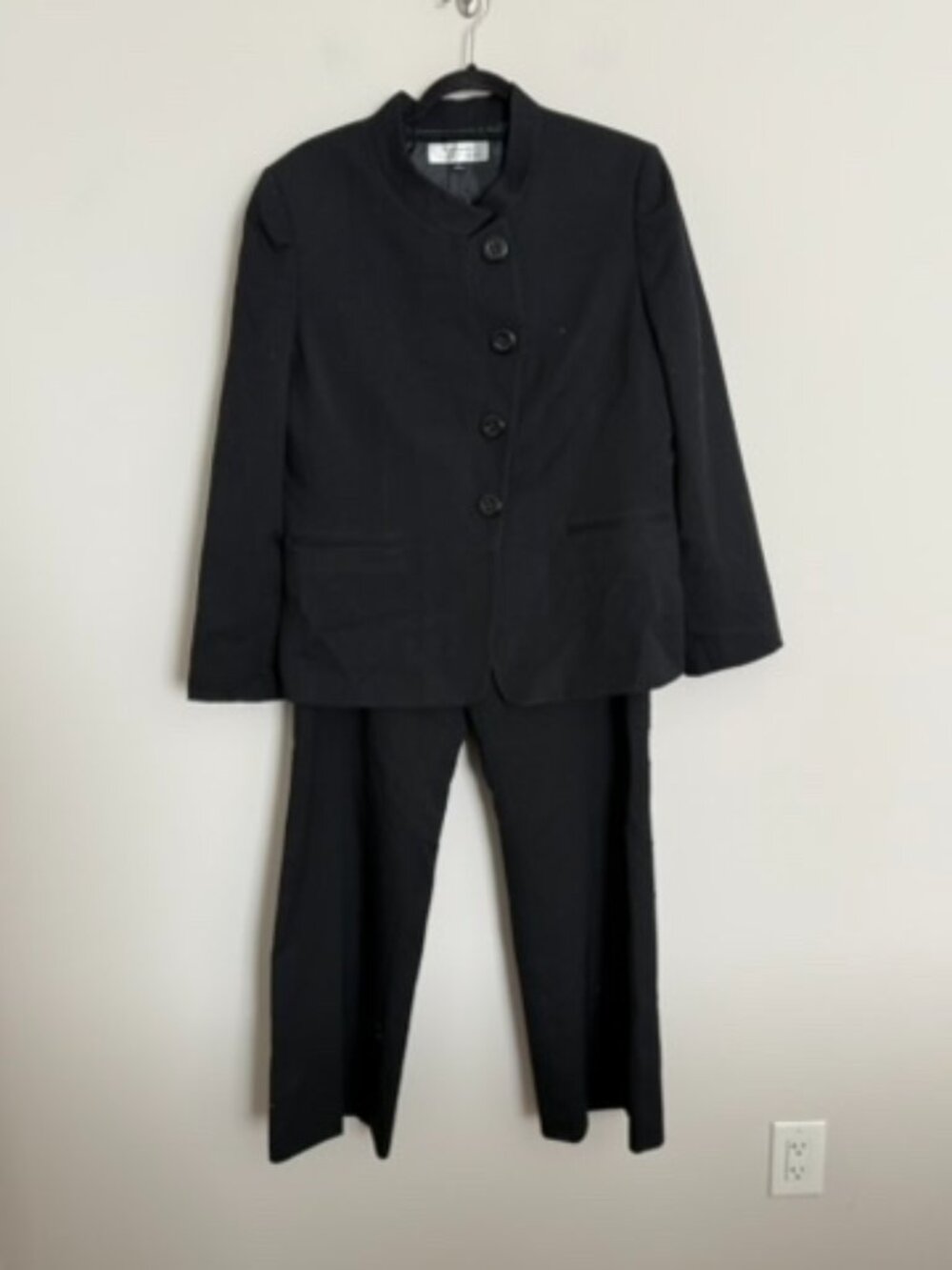 Woman Tahari Arthur S. Levine 2-piece Black Pant Suit - Size 16. - Picture 4 of 12